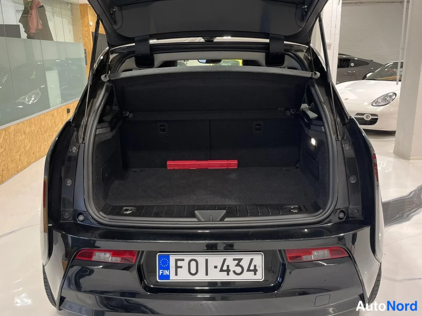 Musta BMW i3 2016, tavaratila, kuva 12