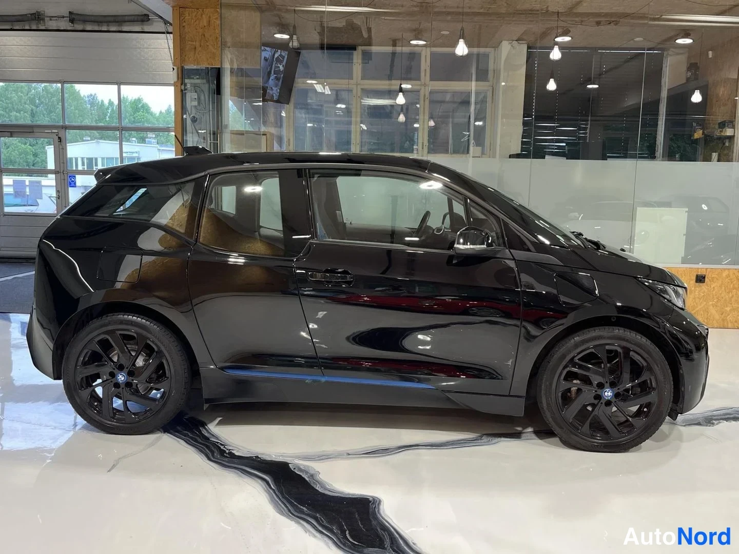 Musta BMW i3 2016, etuviisto, keula oikealle, kuva 3