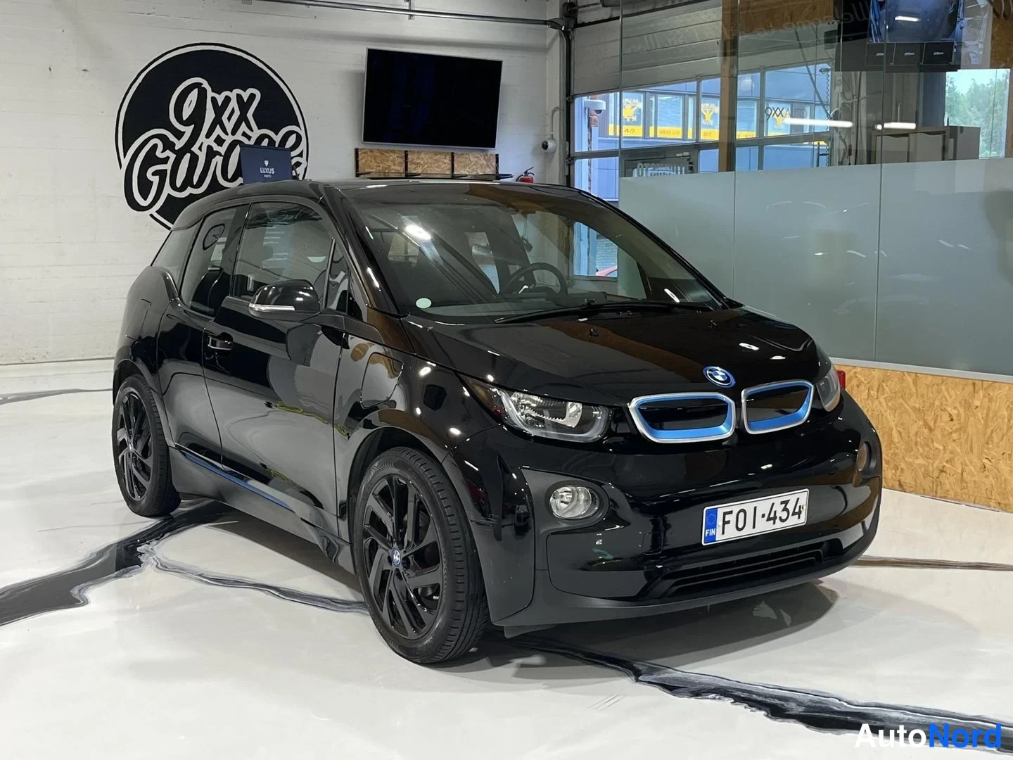 Musta BMW i3 2016, etuviisto, keula oikealle, kuva 2