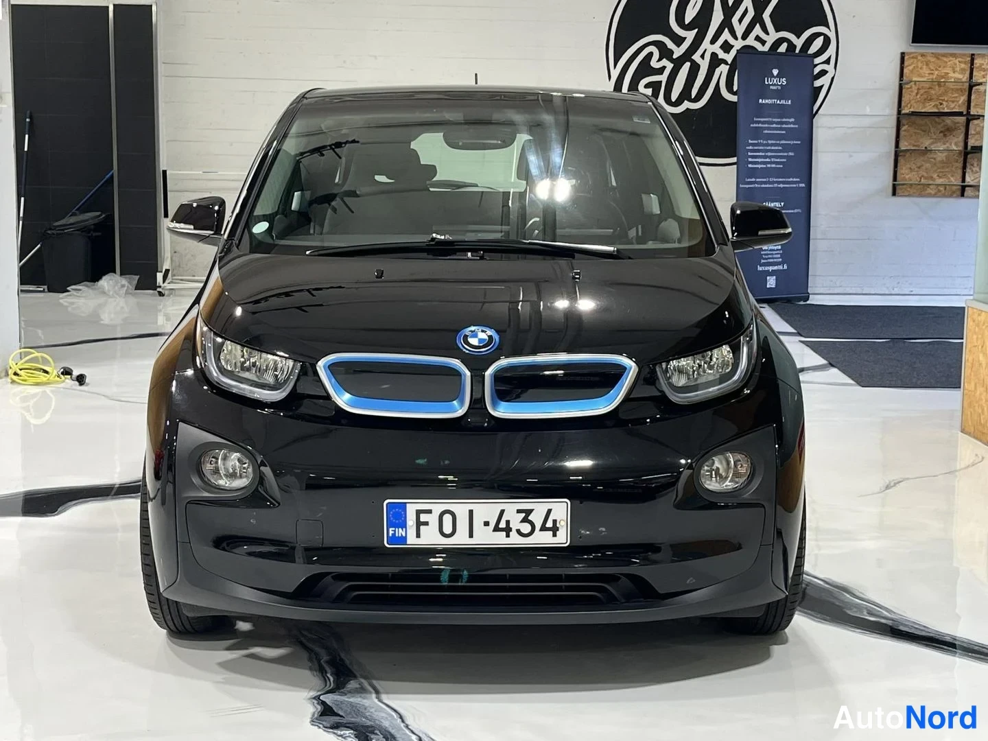 Musta BMW i3 2016, edestä, kuva 4