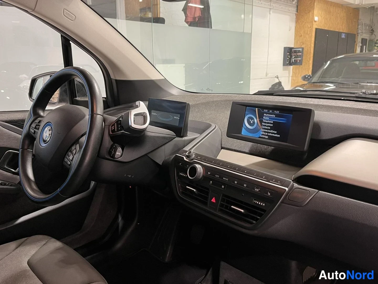 Musta BMW i3 2016, ohjaamo, kuva 7
