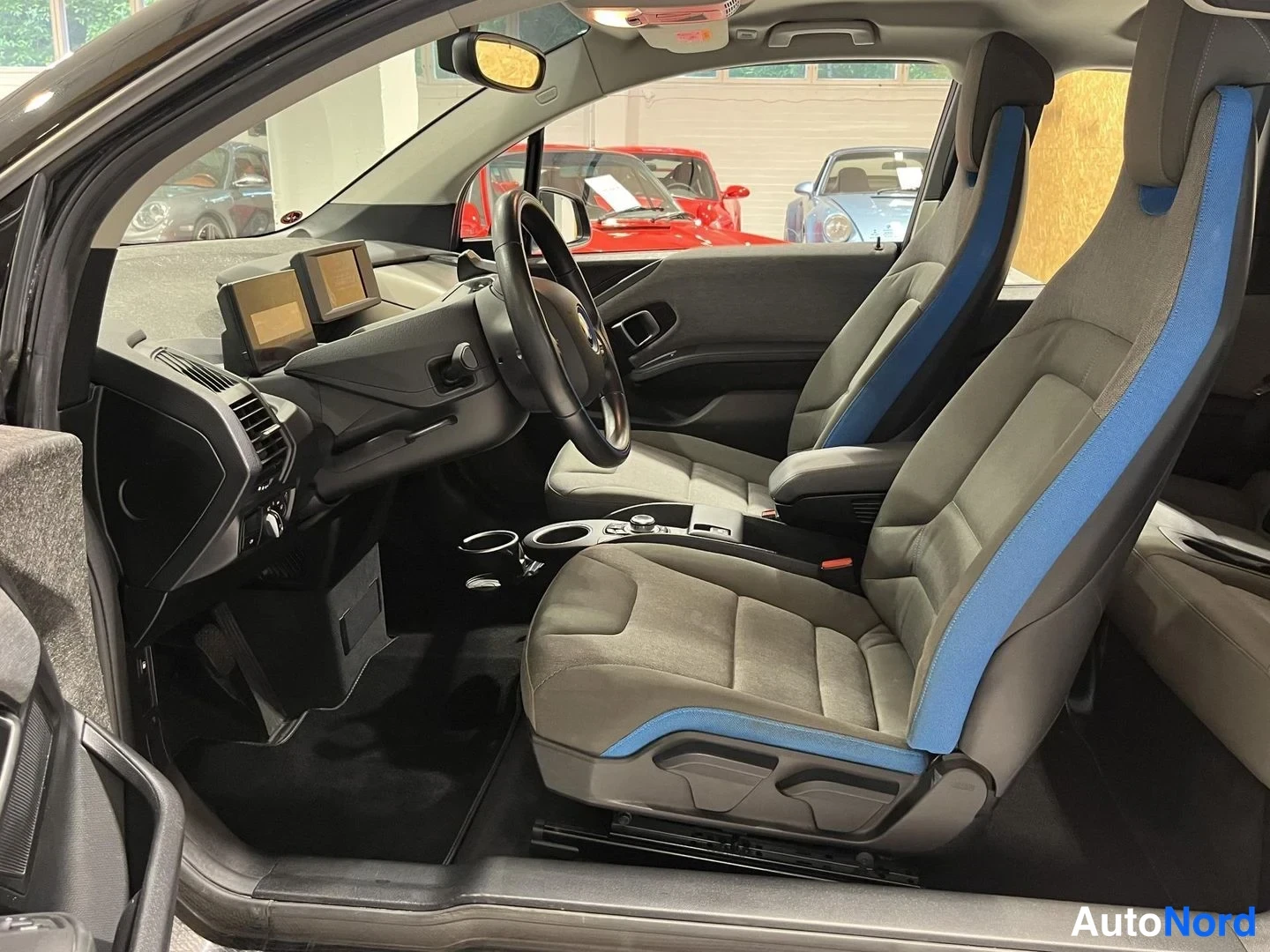 Musta BMW i3 2016, ohjaamo, kuva 9