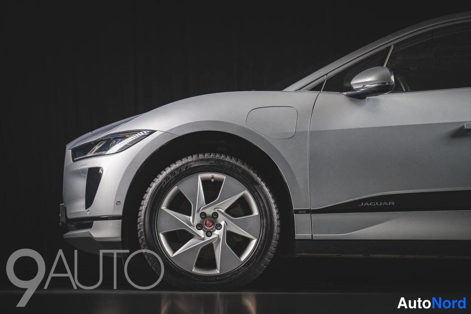 Harmaa Jaguar I-Pace 2018, etuviisto, keula vasemmalle, kuva 3