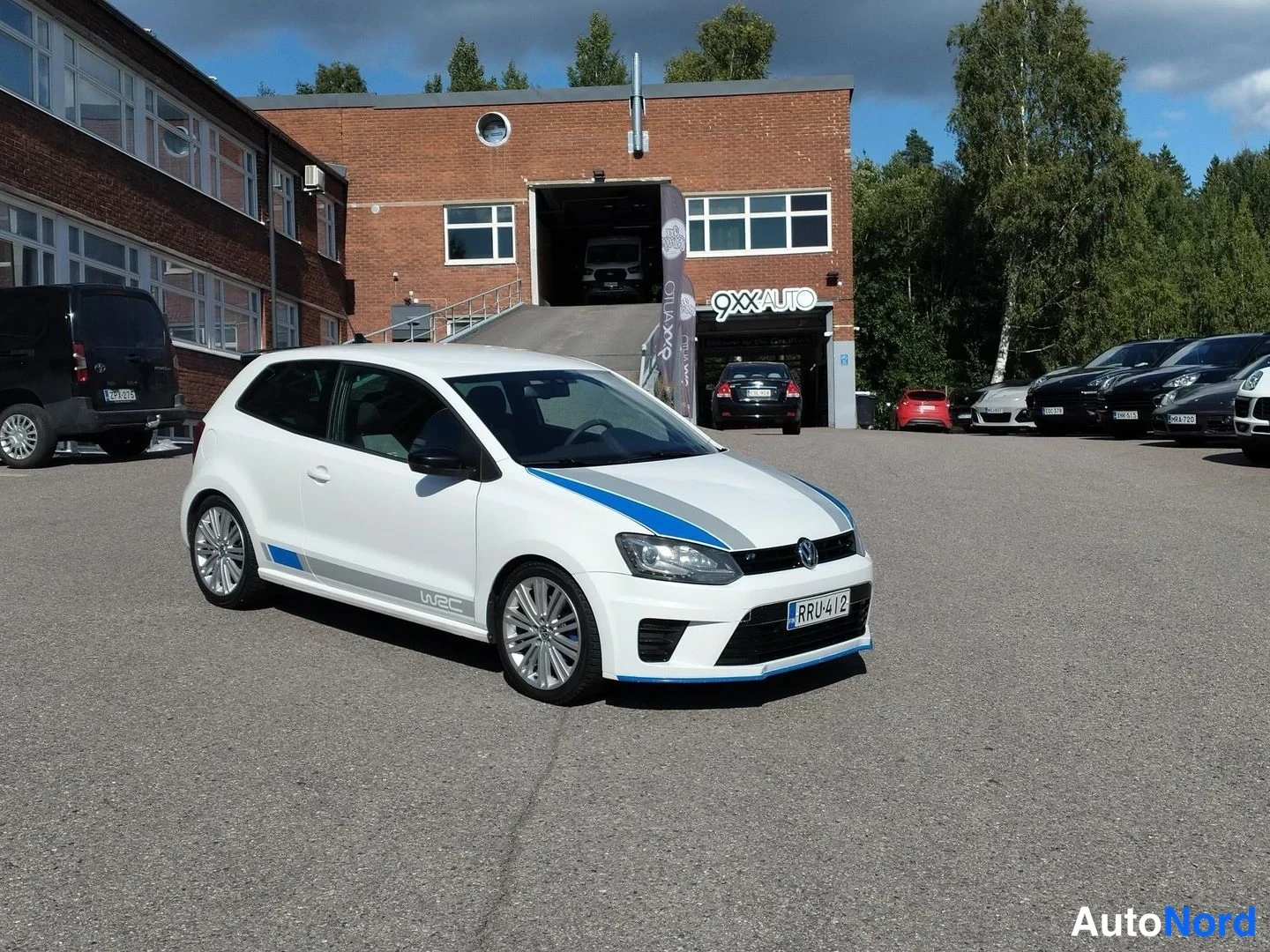Valkoinen Volkswagen Polo 2013, etuviisto, keula oikealle, kuva 3