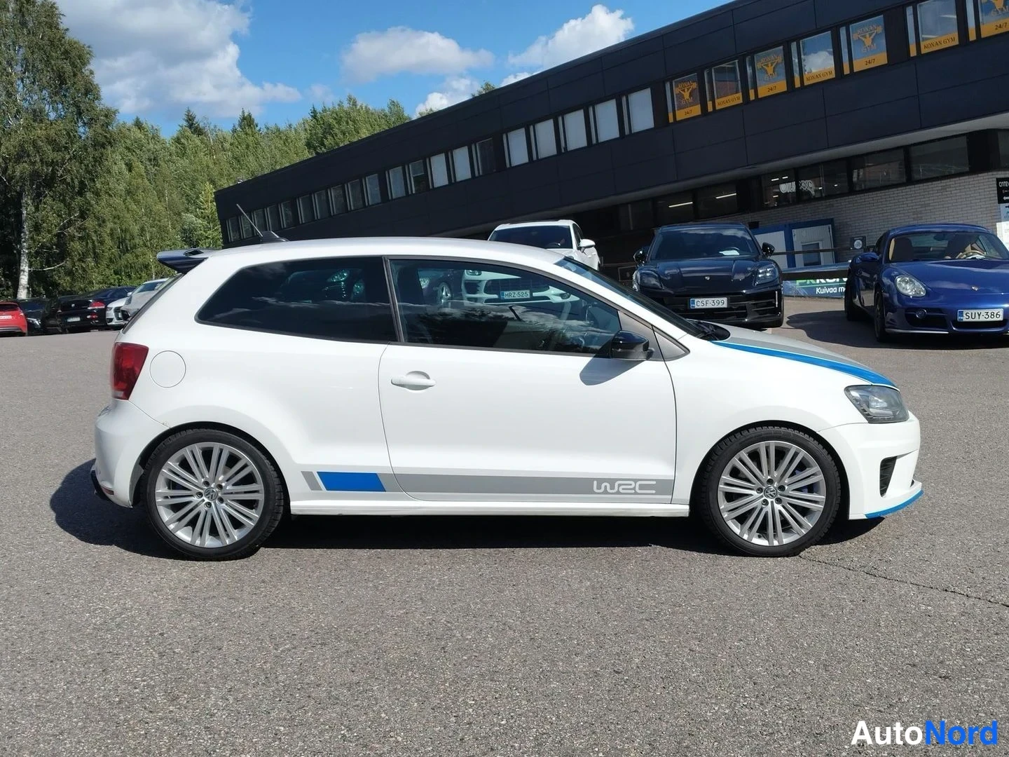 Valkoinen Volkswagen Polo 2013, etuviisto, keula oikealle, kuva 4