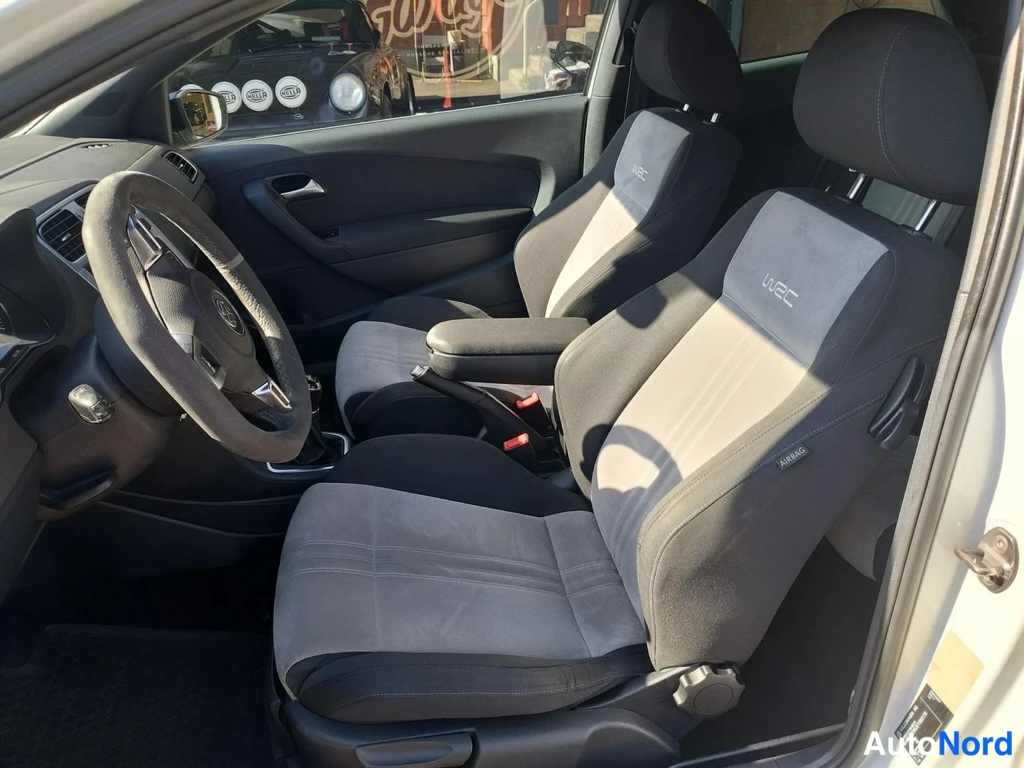 Valkoinen Volkswagen Polo 2013, etuistuimet, kuva 8