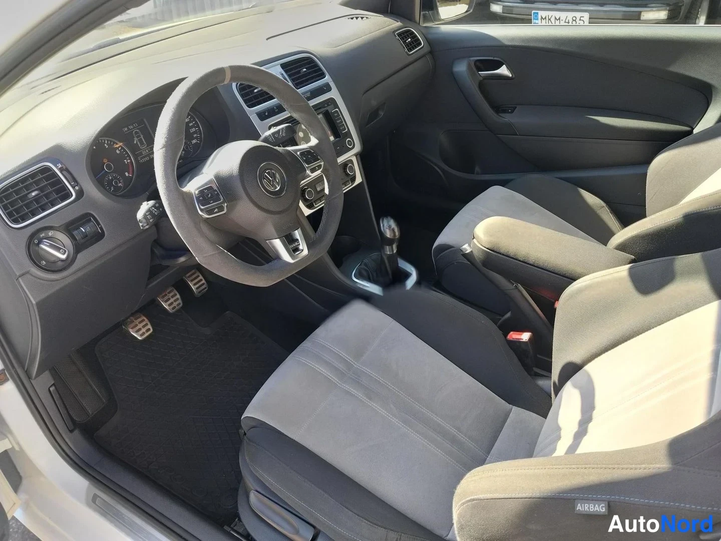 Valkoinen Volkswagen Polo 2013, ohjaamo, kuva 7