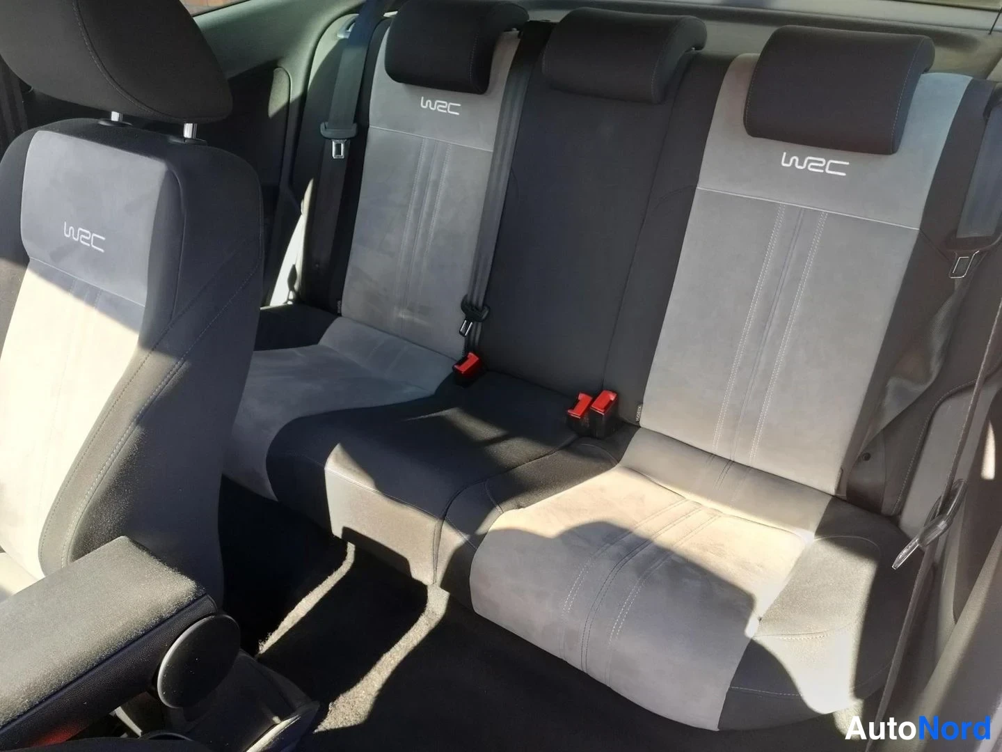 Valkoinen Volkswagen Polo 2013, takaistuimet, kuva 9