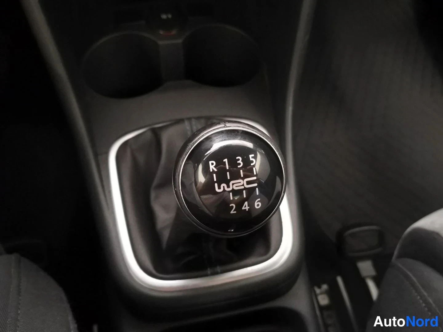 Valkoinen Volkswagen Polo 2013, yksityiskohta, kuva 13