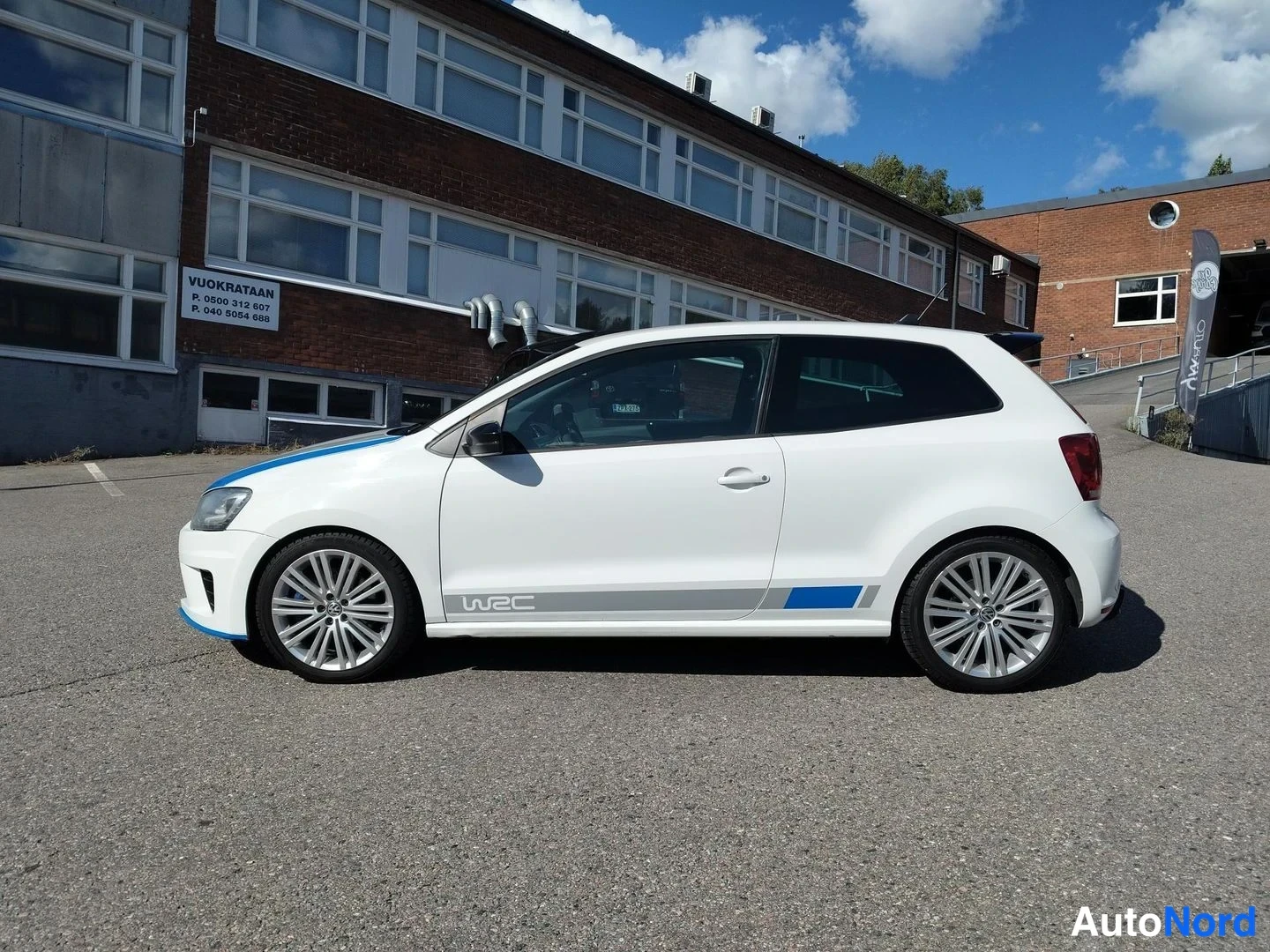Valkoinen Volkswagen Polo 2013, etuviisto, keula vasemmalle, kuva 2