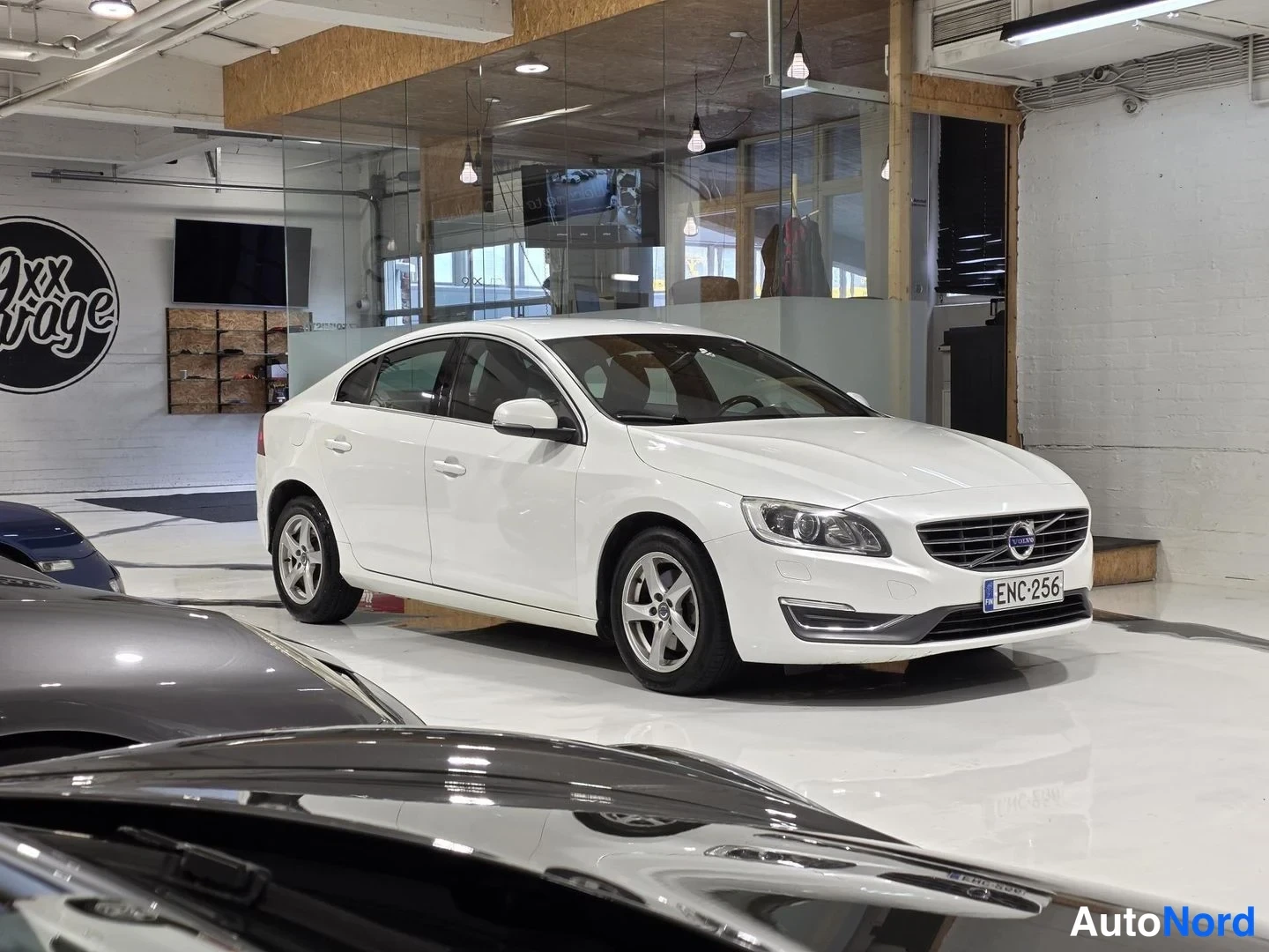 Valkoinen Volvo S60 2015, etuviisto, keula oikealle, kuva 3