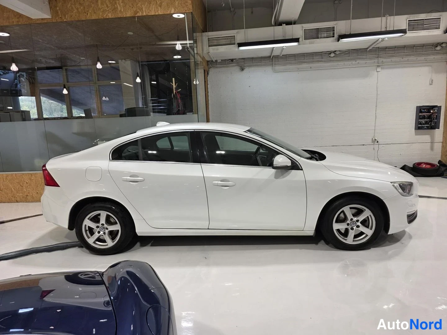 Valkoinen Volvo S60 2015, sivulta, kuva 4