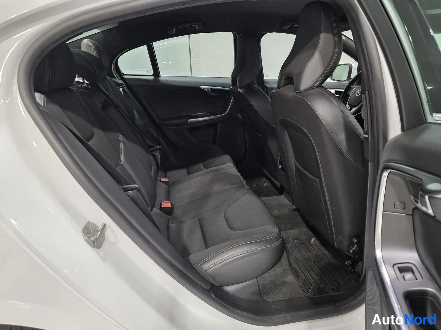 Valkoinen Volvo S60 2015, takaistuimet, kuva 11
