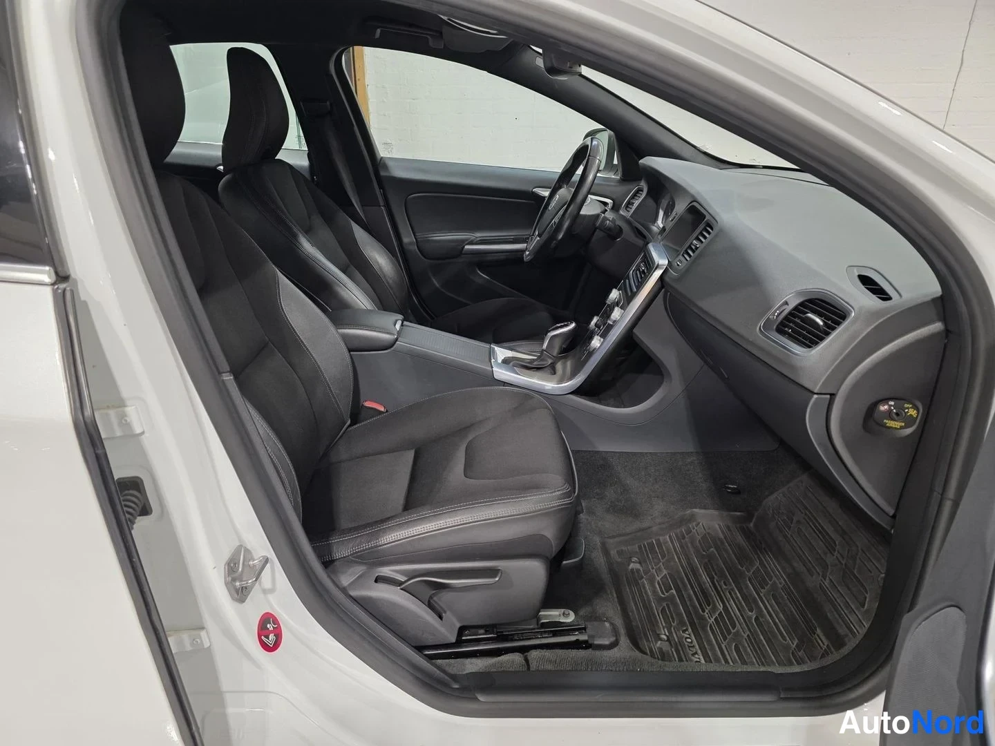Valkoinen Volvo S60 2015, ohjaamo, kuva 8