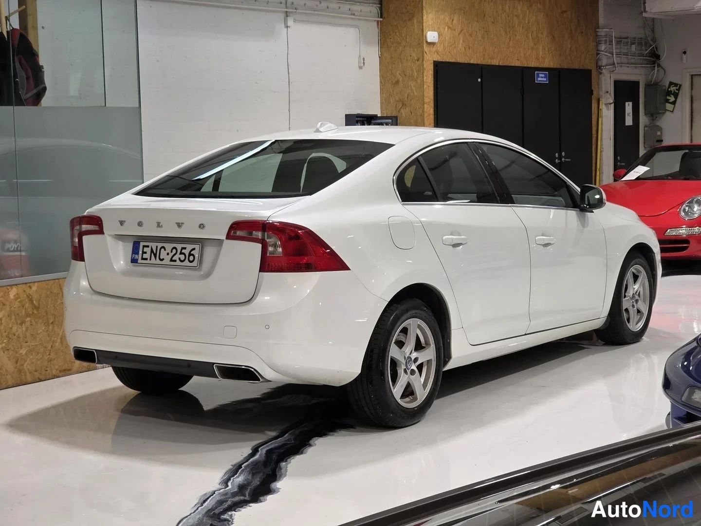 Valkoinen Volvo S60 2015, takaviisto, kuva 6