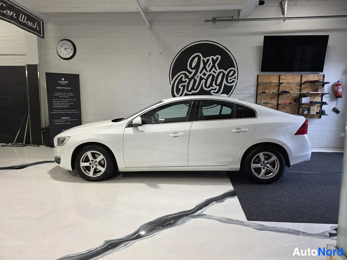 Valkoinen Volvo S60 2015, etuviisto, keula vasemmalle, kuva 2
