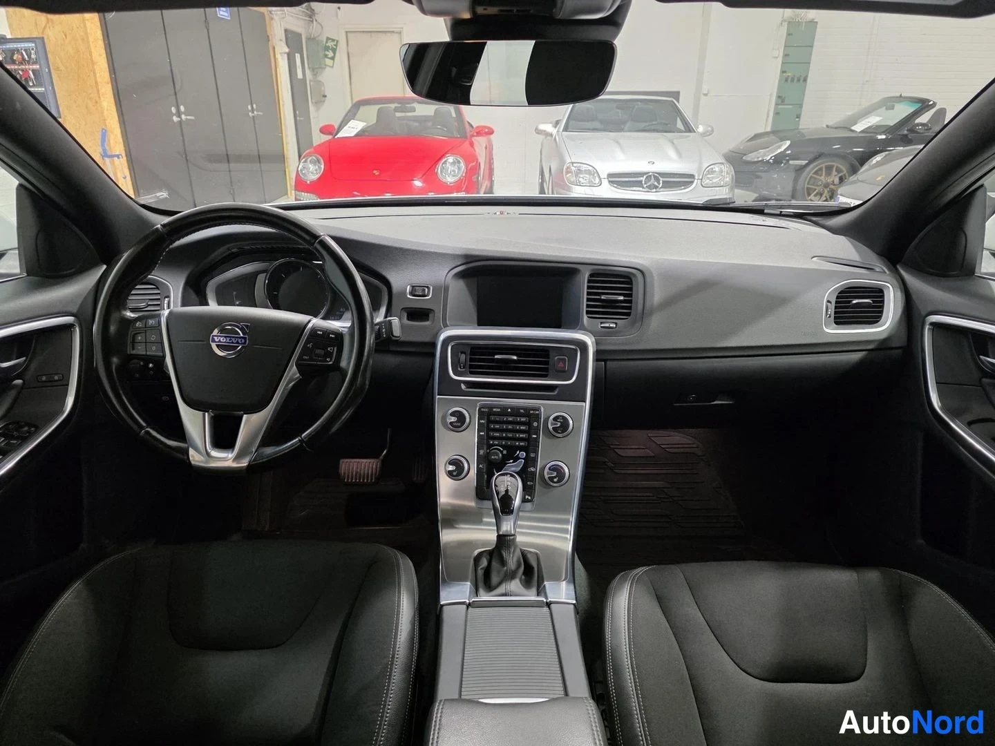 Valkoinen Volvo S60 2015, ohjaamo, kuva 7
