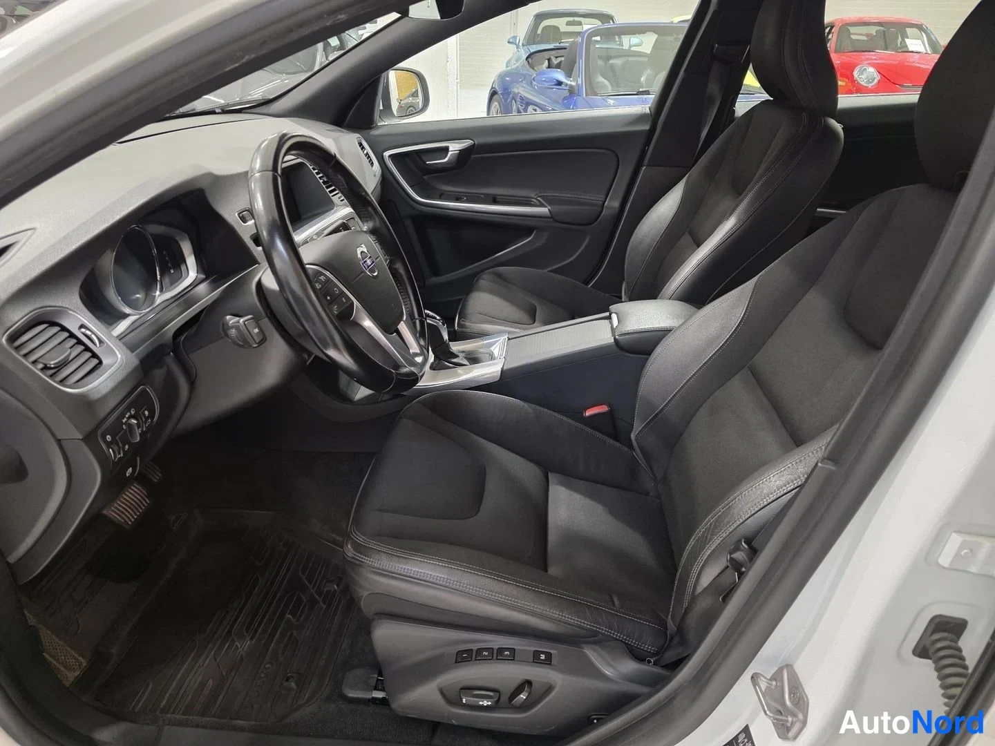 Valkoinen Volvo S60 2015, etuistuimet, kuva 9