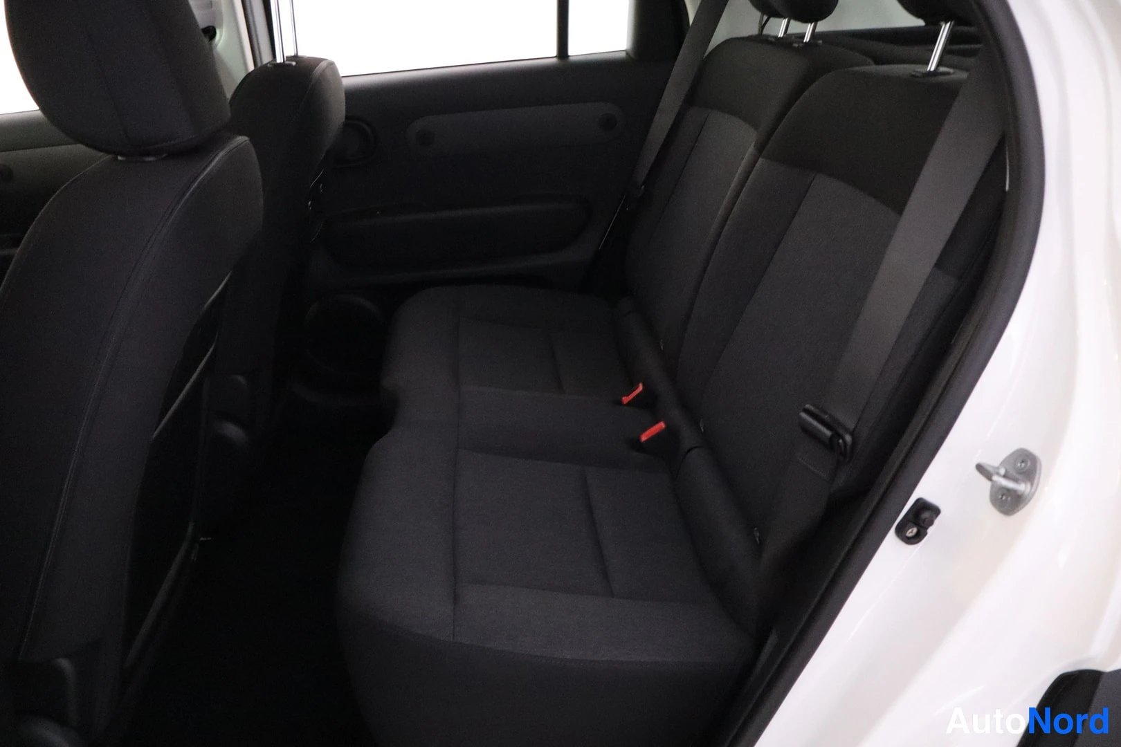 Valkoinen Hyundai Inster 2026, takaistuimet, kuva 11