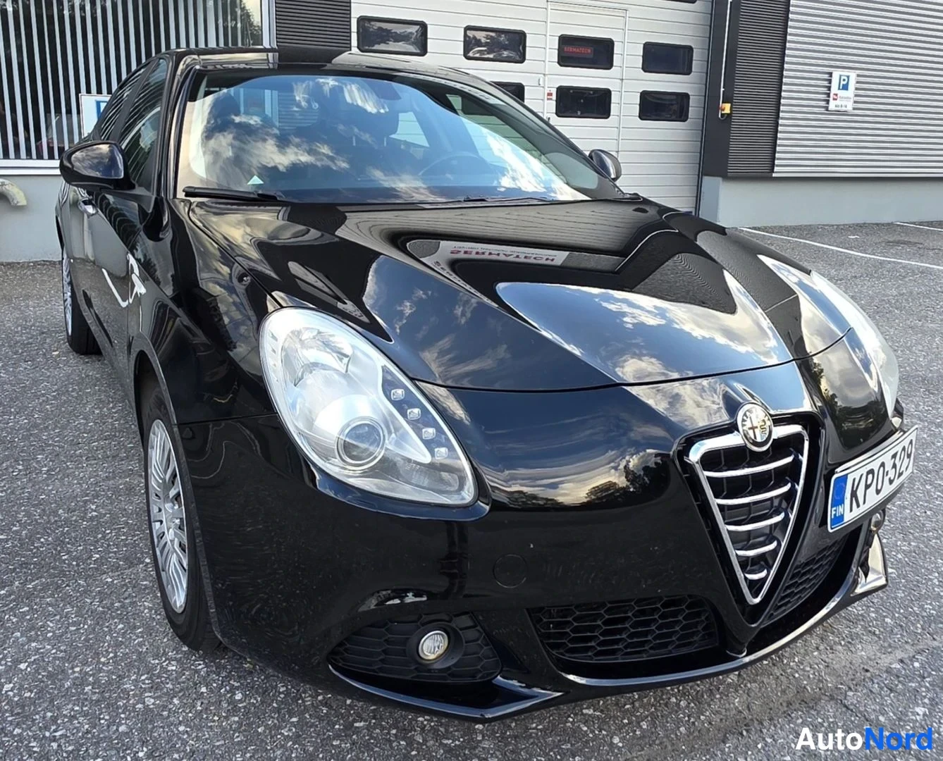 Musta Alfa Romeo Giulietta 2011, etuviisto, keula oikealle, kuva 9