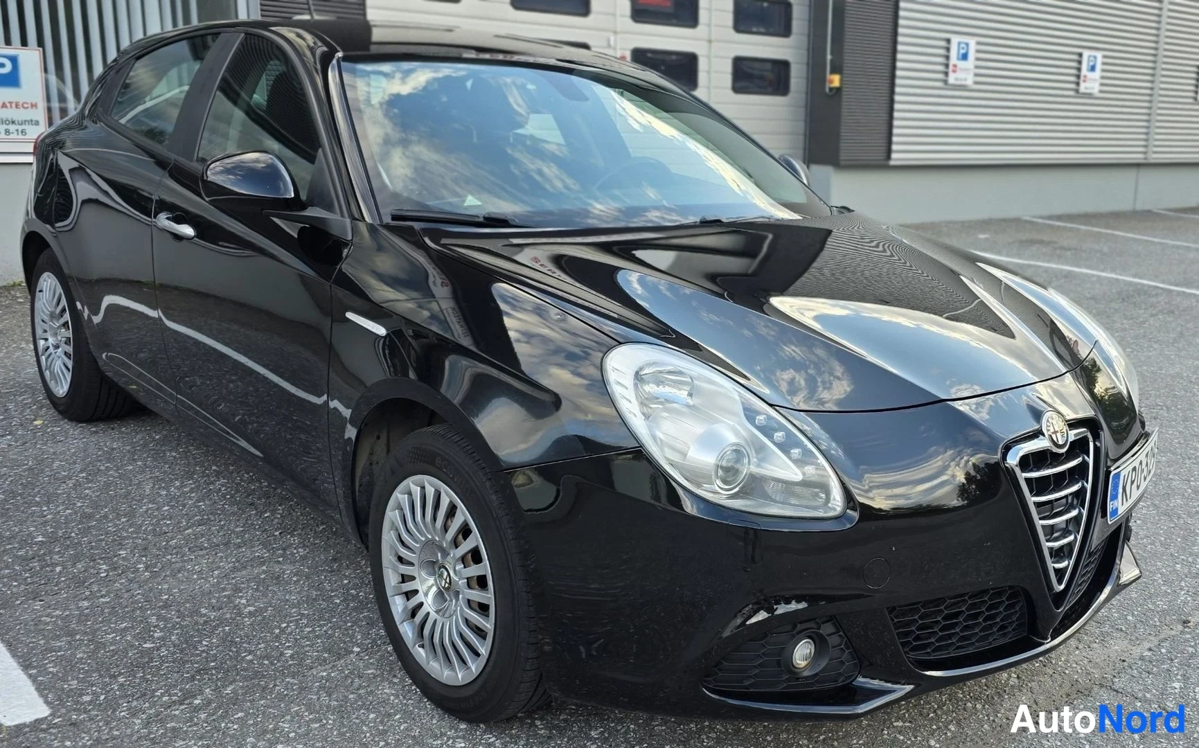 Musta Alfa Romeo Giulietta 2011, etuviisto, keula oikealle, kuva 5