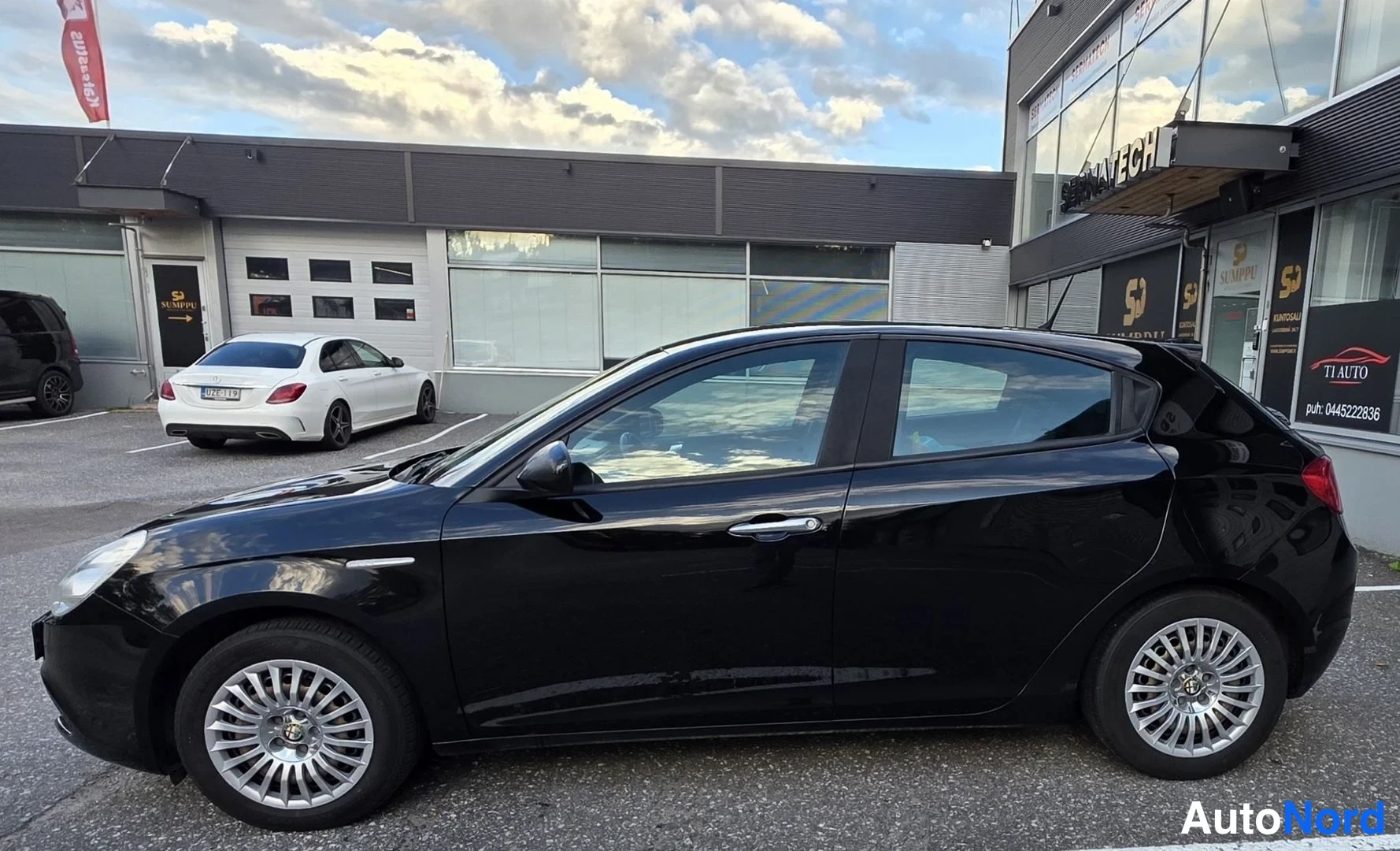 Musta Alfa Romeo Giulietta 2011, etuviisto, keula vasemmalle, kuva 2