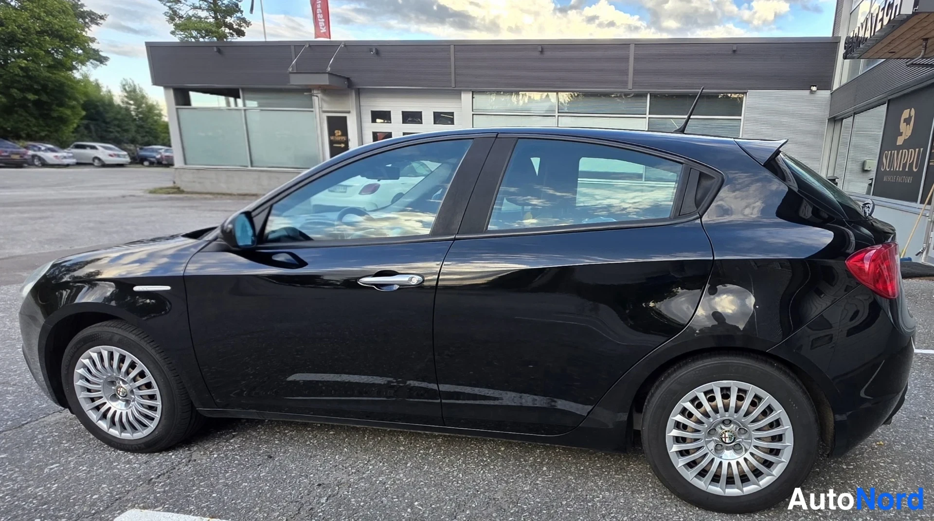 Musta Alfa Romeo Giulietta 2011, takaviisto, kuva 16