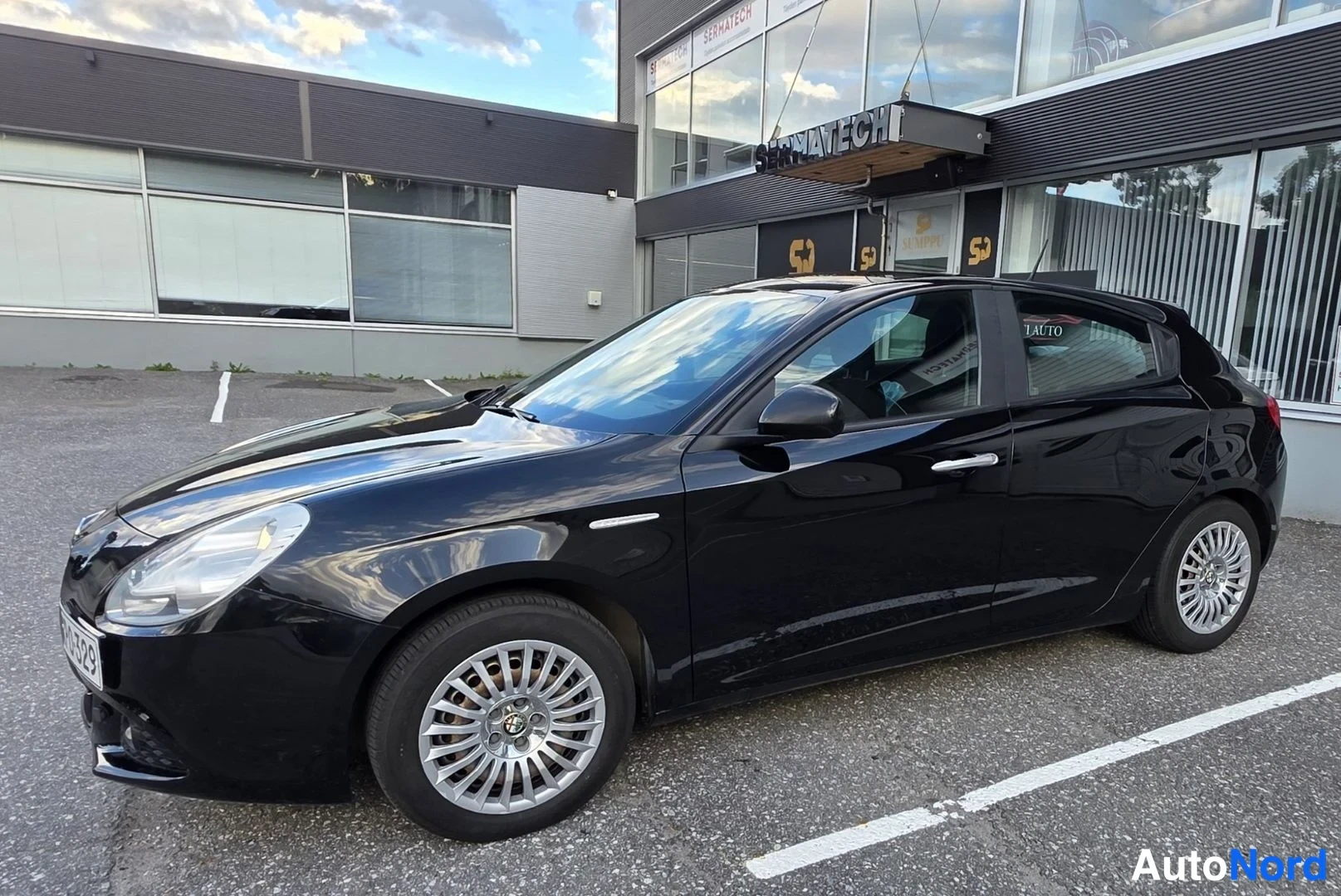 Musta Alfa Romeo Giulietta 2011, etuviisto, keula vasemmalle, kuva 3