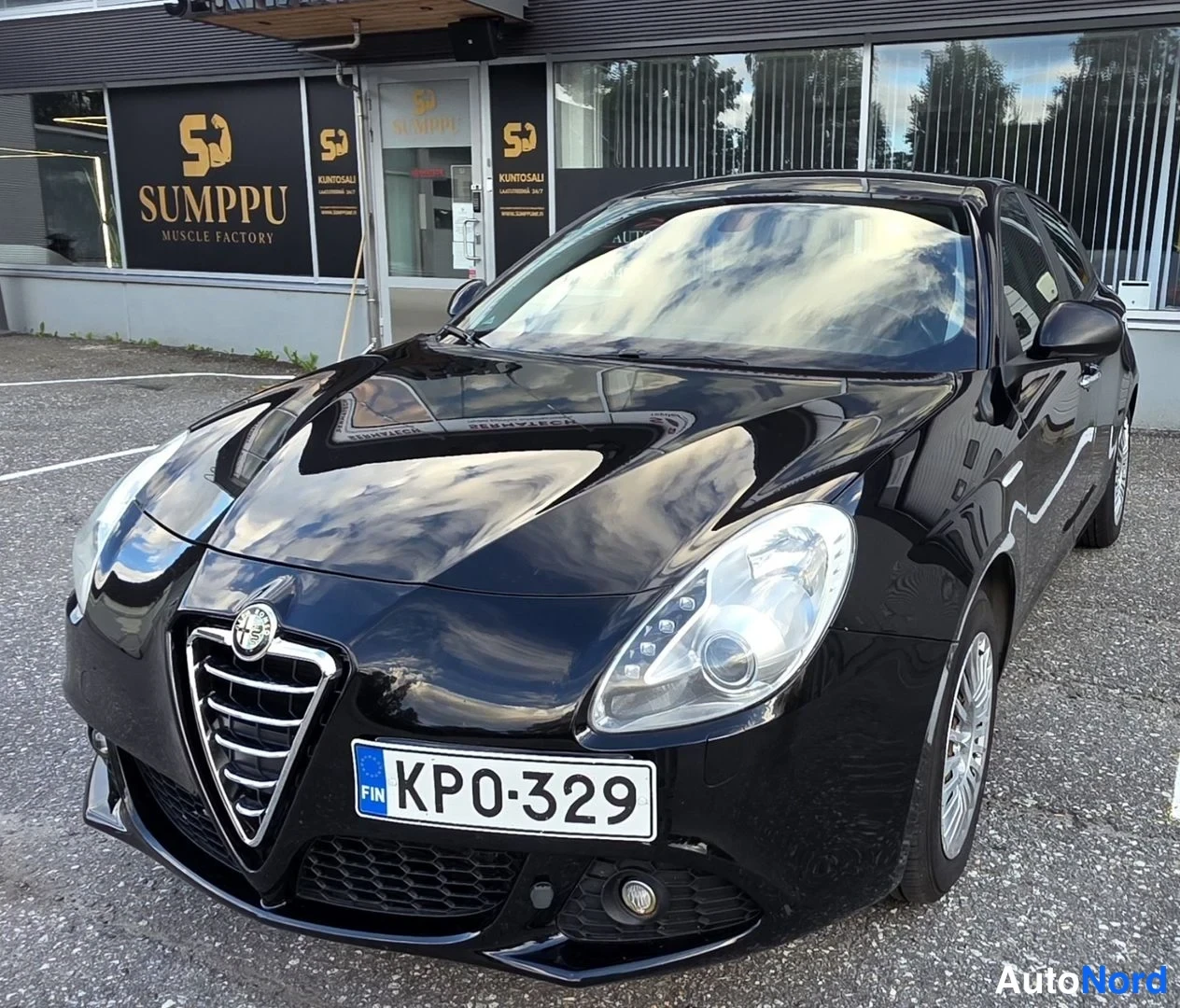 Musta Alfa Romeo Giulietta 2011, etuviisto, keula vasemmalle, kuva 4
