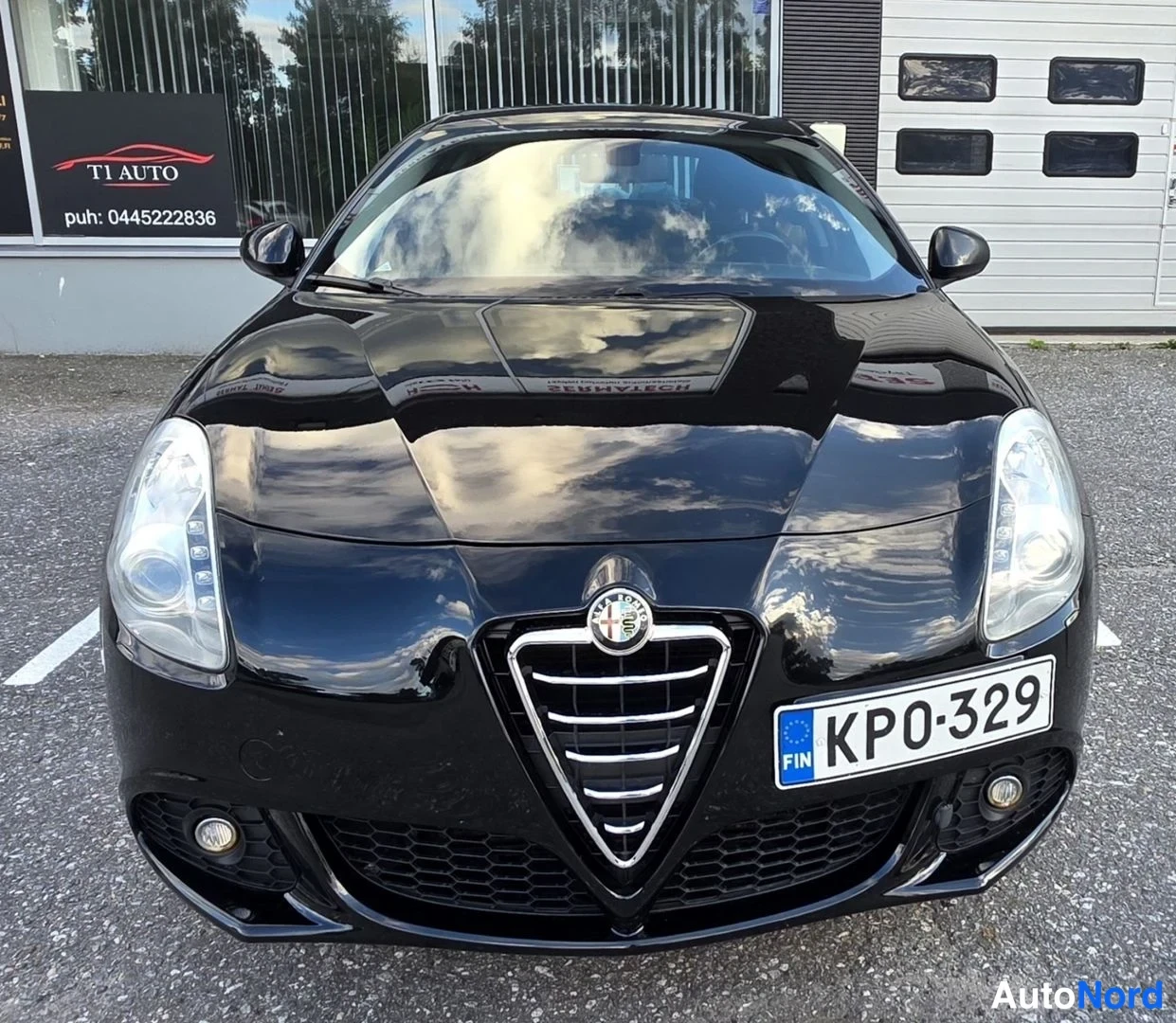 Musta Alfa Romeo Giulietta 2011, edestä, kuva 10