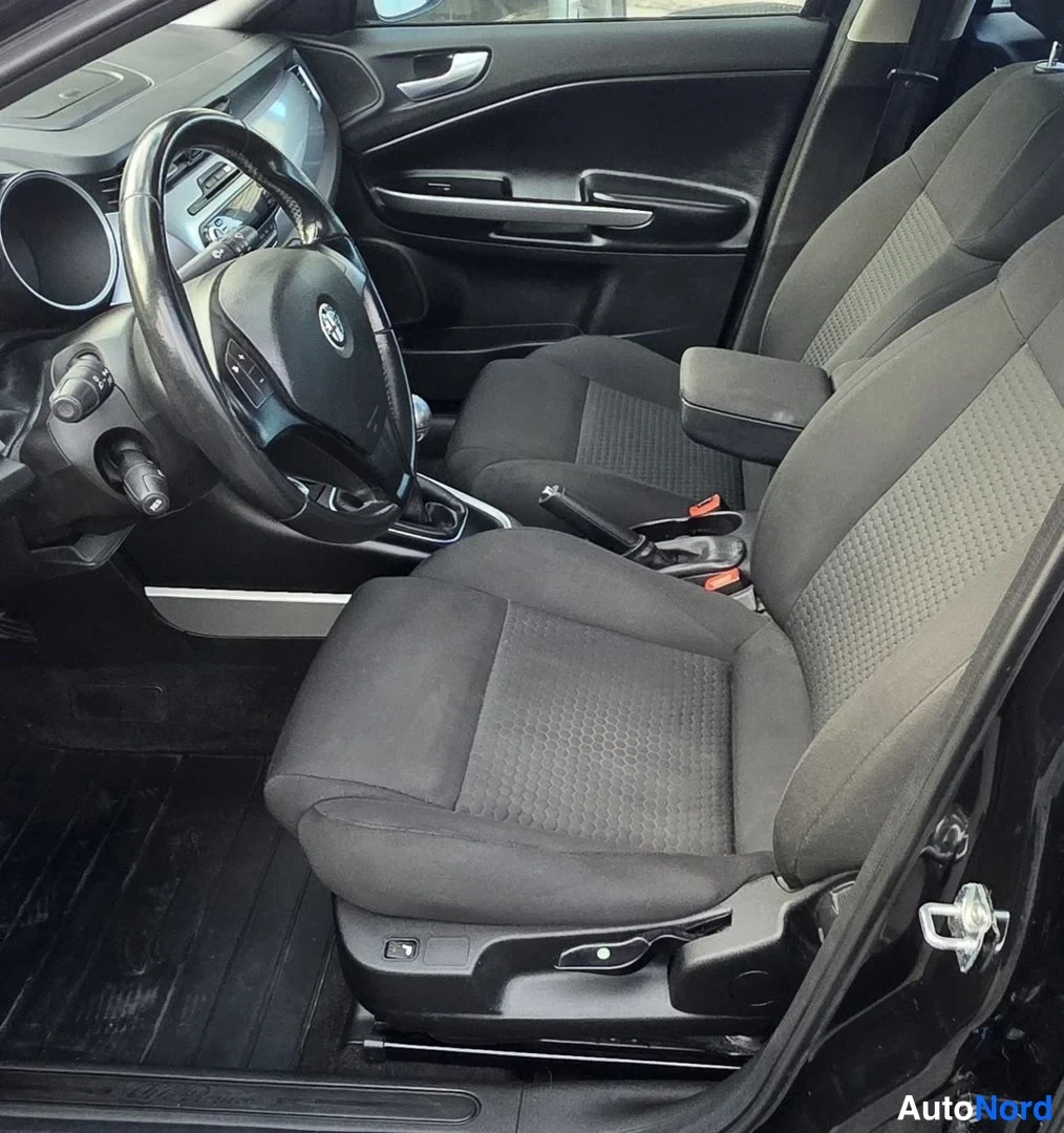 Musta Alfa Romeo Giulietta 2011, etuistuimet, kuva 20