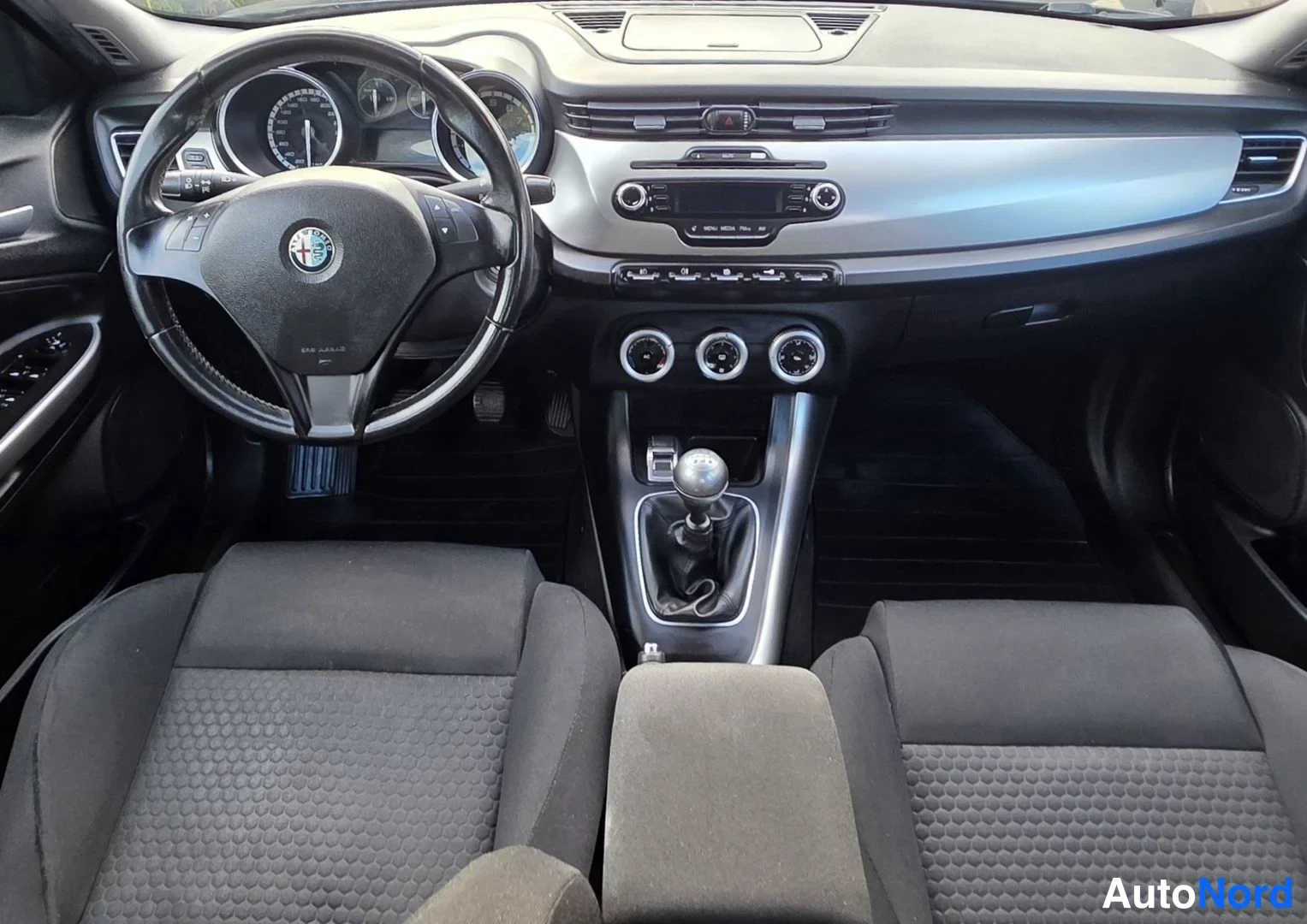 Musta Alfa Romeo Giulietta 2011, ohjaamo, kuva 18