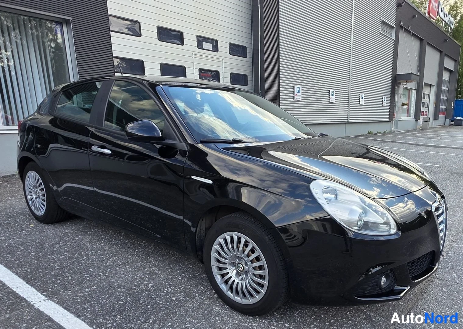 Musta Alfa Romeo Giulietta 2011, etuviisto, keula oikealle, kuva 6