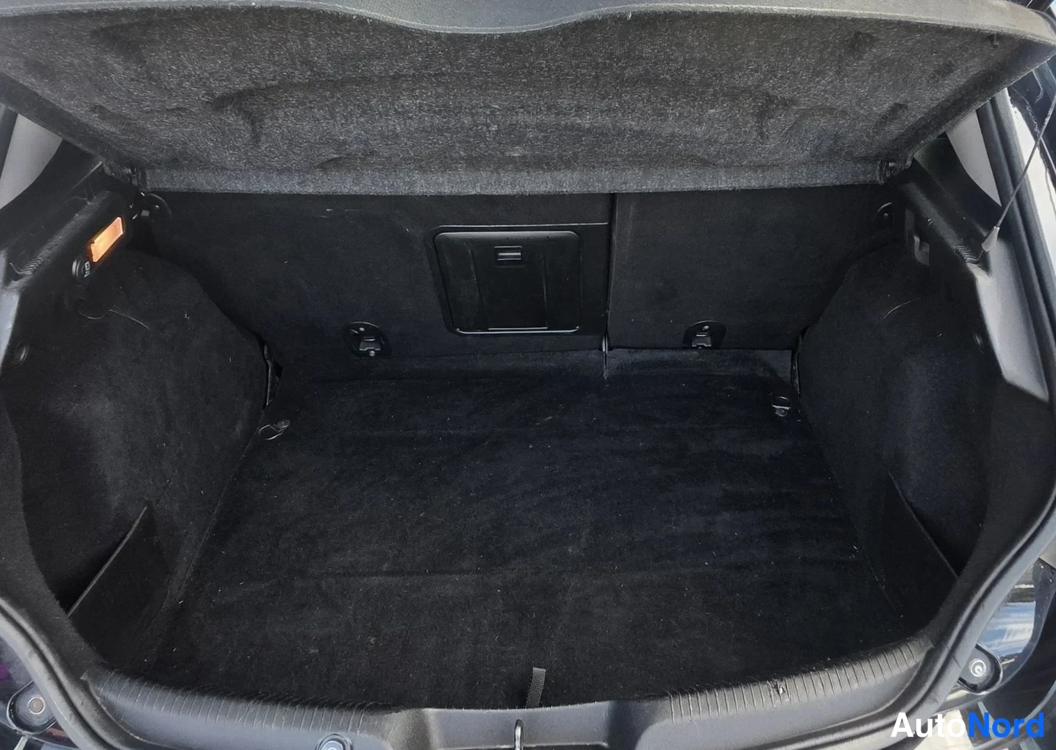 Musta Alfa Romeo Giulietta 2011, tavaratila, kuva 22