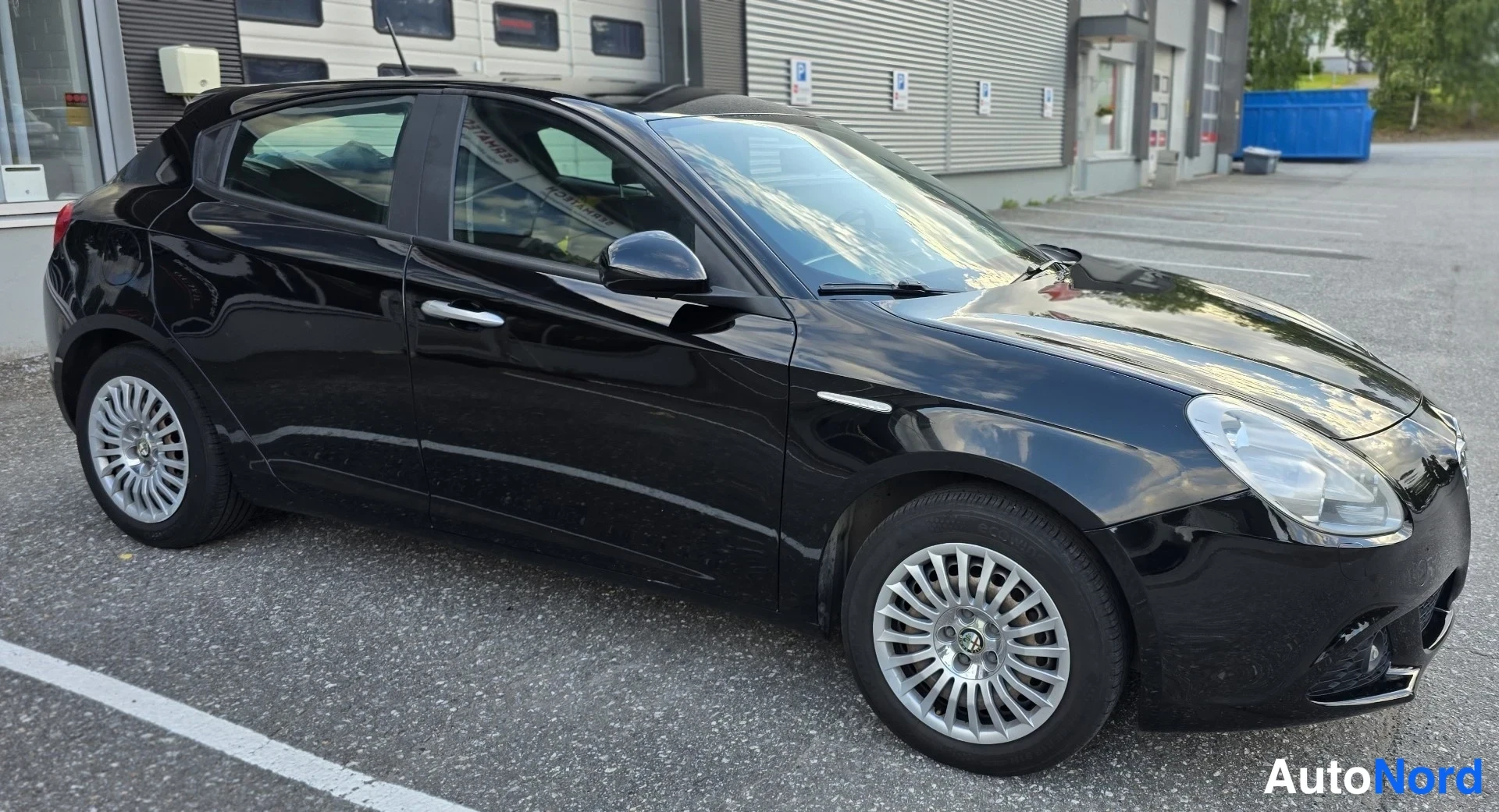 Musta Alfa Romeo Giulietta 2011, etuviisto, keula oikealle, kuva 7