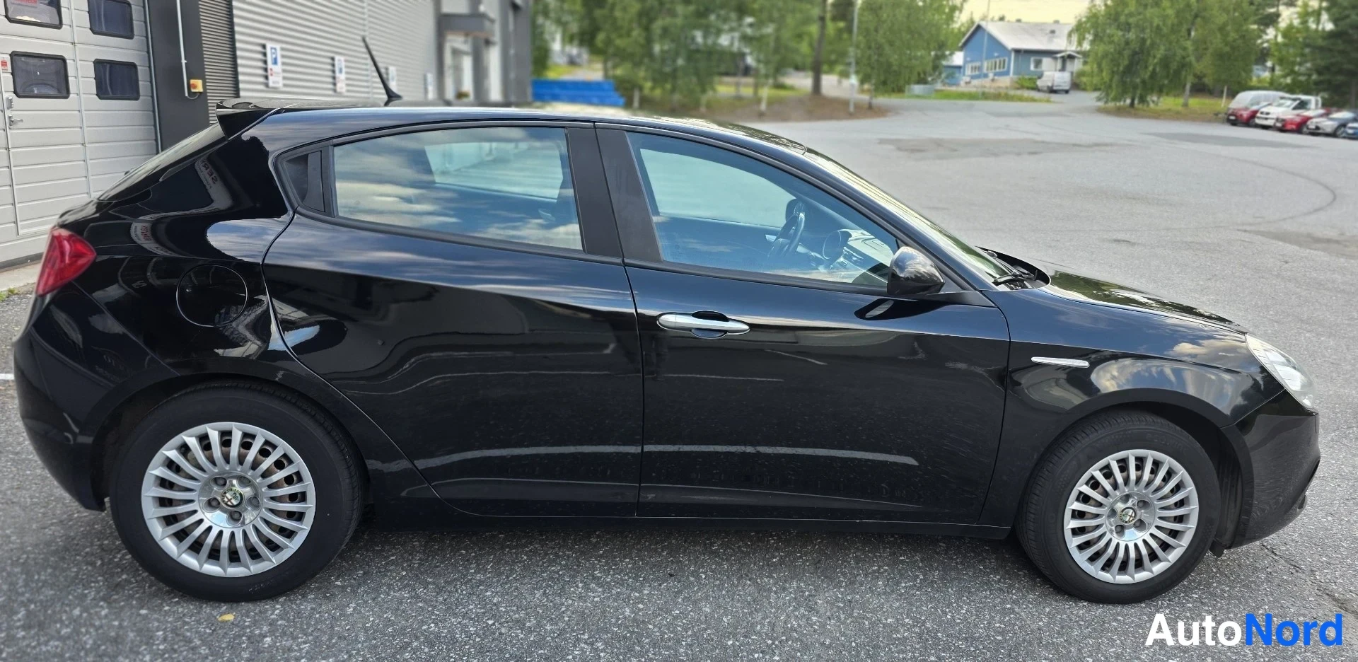 Musta Alfa Romeo Giulietta 2011, etuviisto, keula oikealle, kuva 8
