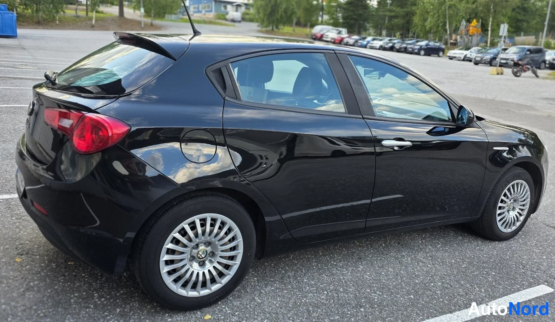 Musta Alfa Romeo Giulietta 2011, takaviisto, kuva 12