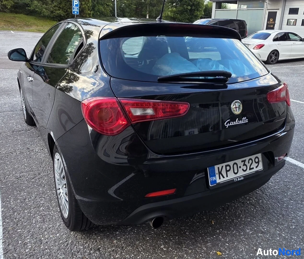 Musta Alfa Romeo Giulietta 2011, takaviisto, kuva 11