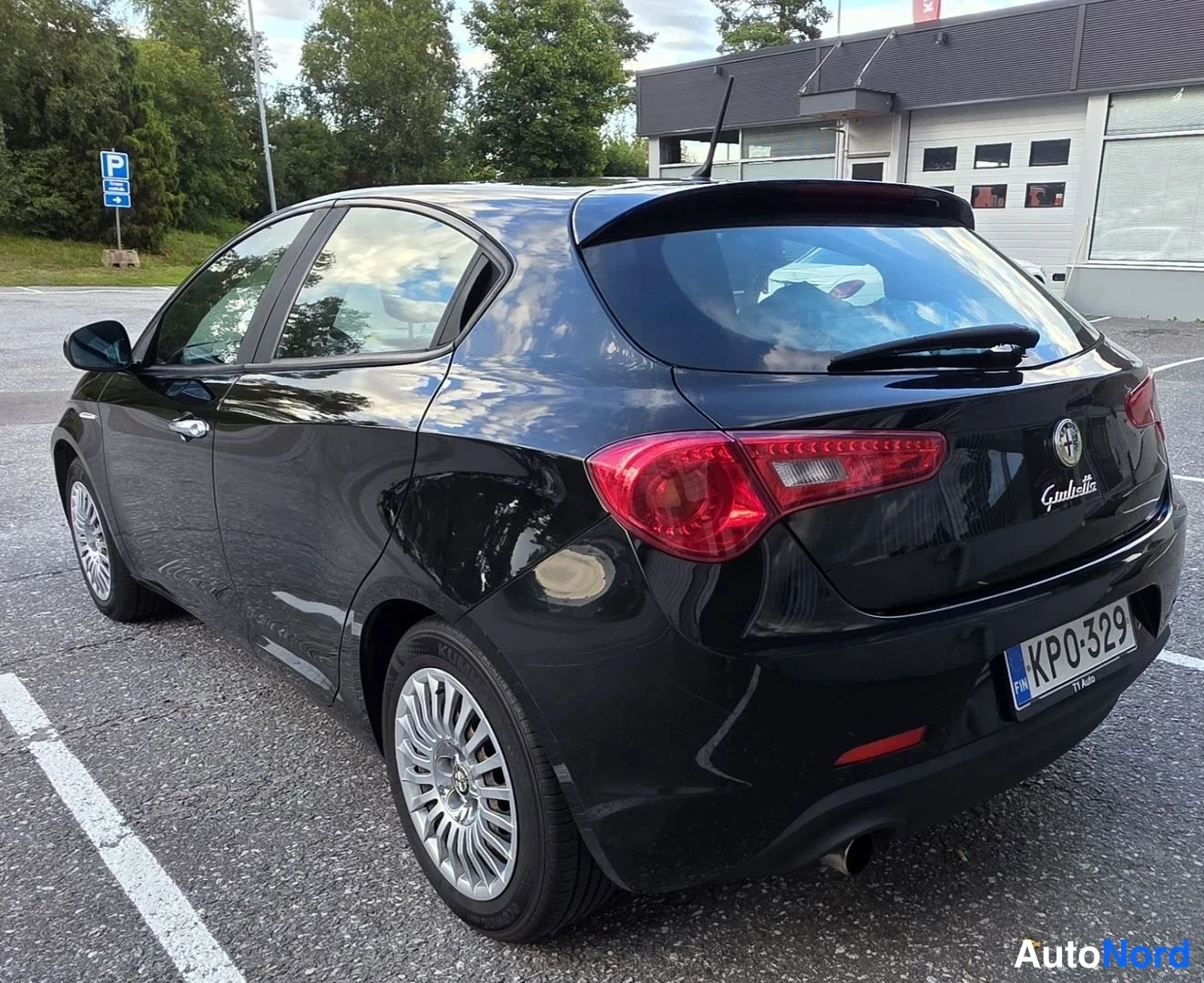Musta Alfa Romeo Giulietta 2011, takaviisto, kuva 14