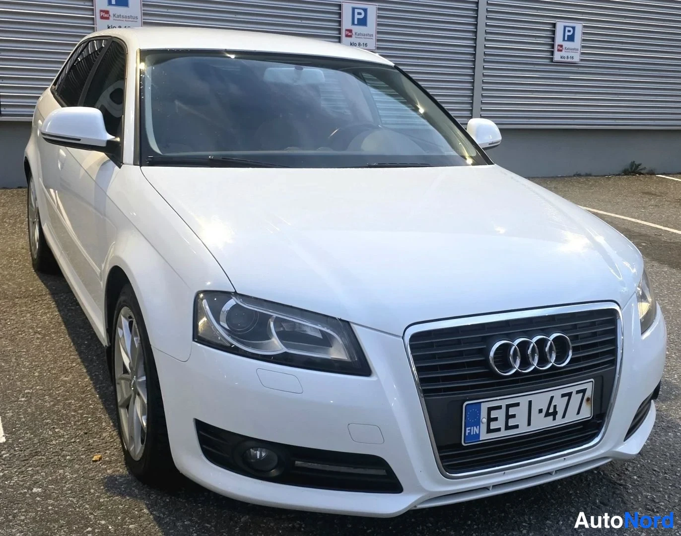 Valkoinen Audi A3 Sportback 2009, etuviisto, keula oikealle, kuva 3