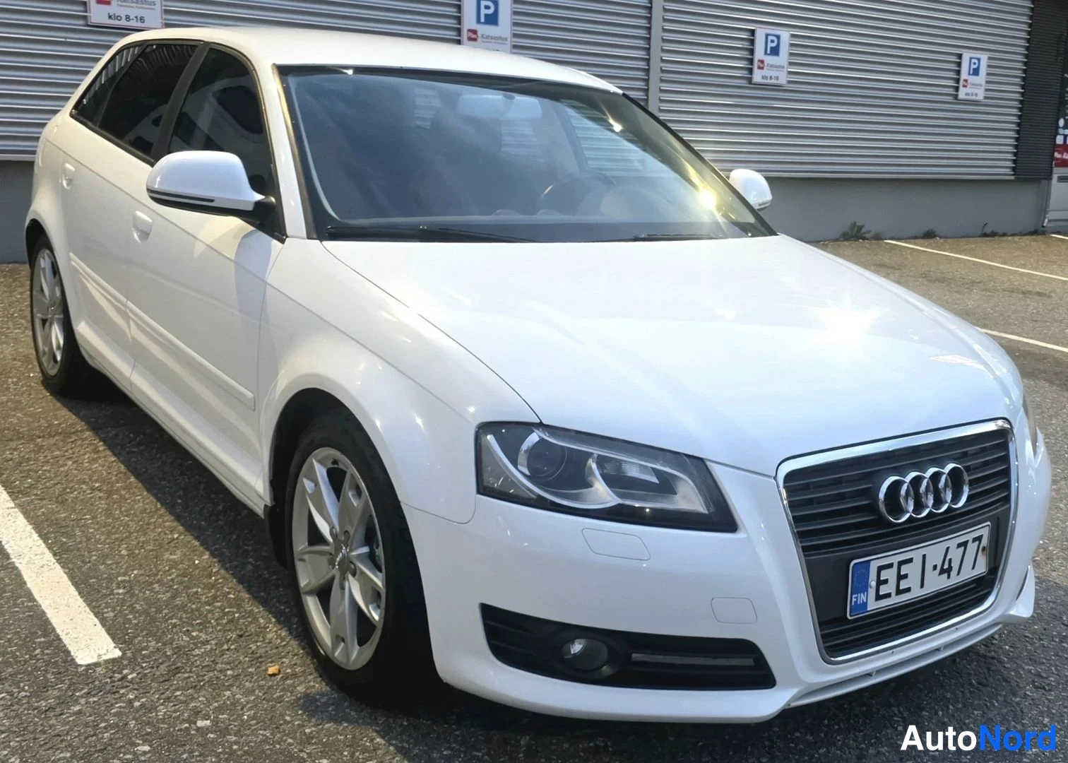 Valkoinen Audi A3 Sportback 2009, etuviisto, keula oikealle, kuva 4