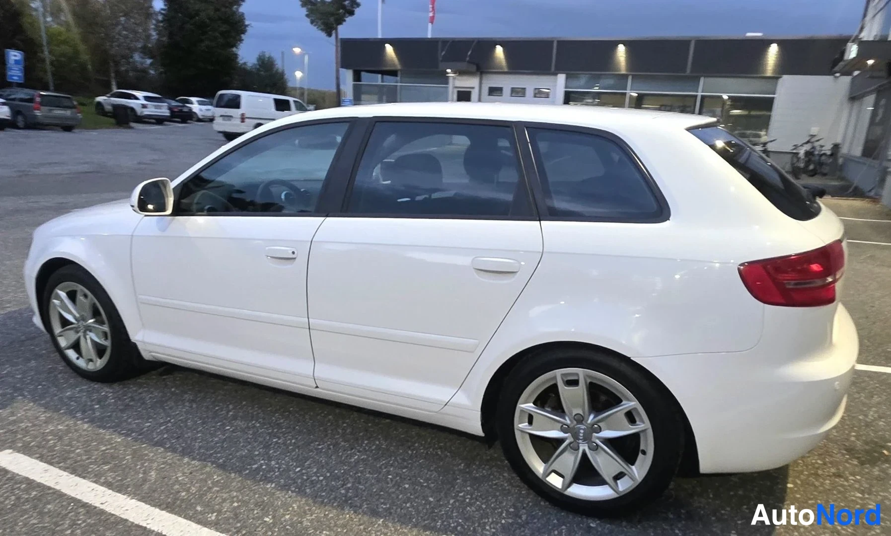 Valkoinen Audi A3 Sportback 2009, takaviisto, kuva 13