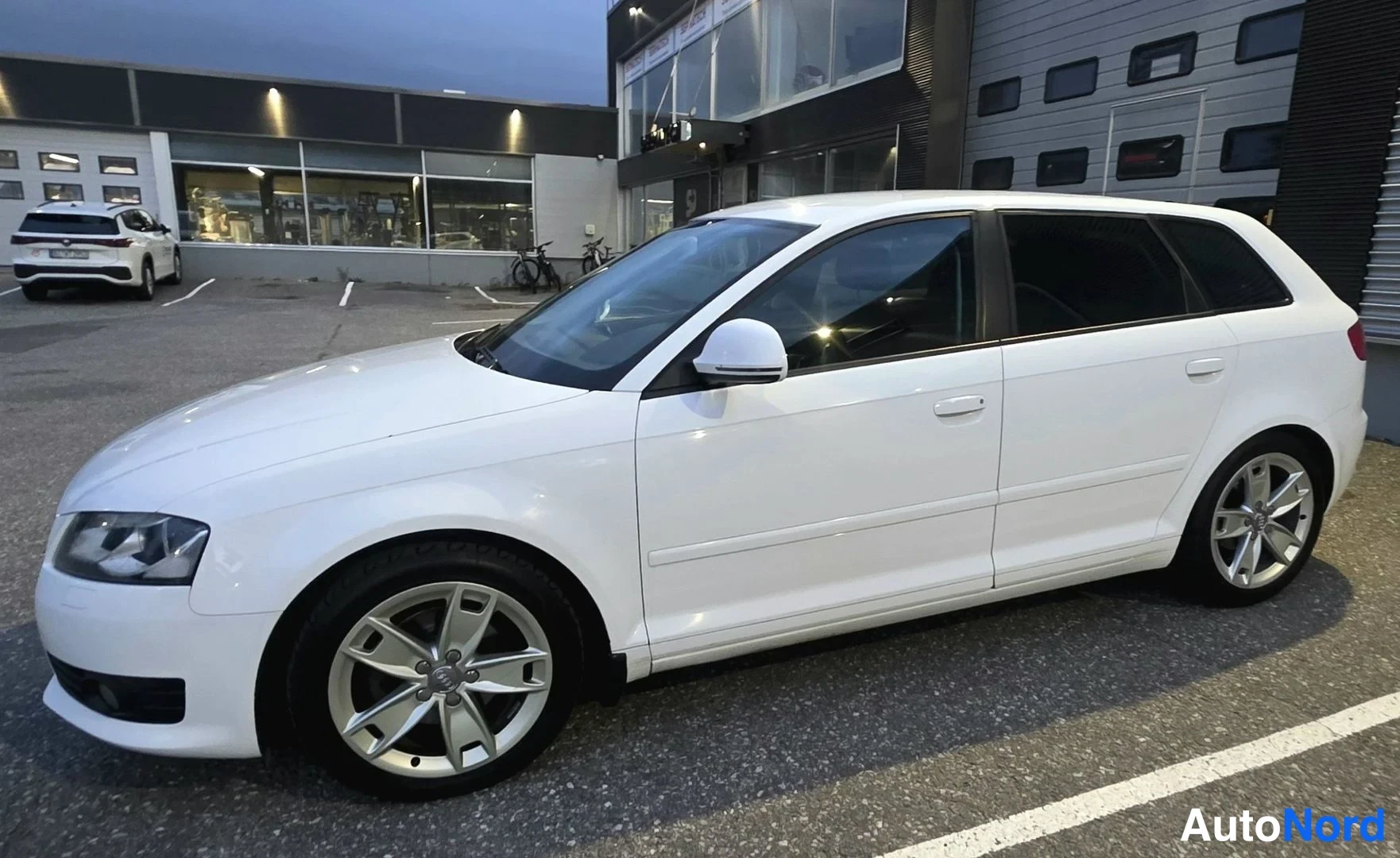 Valkoinen Audi A3 Sportback 2009, etuviisto, keula vasemmalle, kuva 2