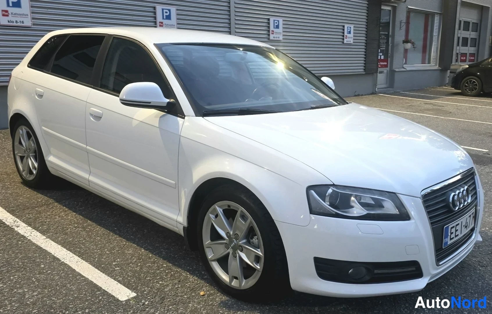 Valkoinen Audi A3 Sportback 2009, etuviisto, keula oikealle, kuva 5
