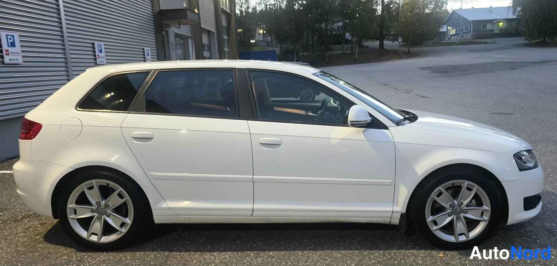Valkoinen Audi A3 Sportback 2009, etuviisto, keula oikealle, kuva 7