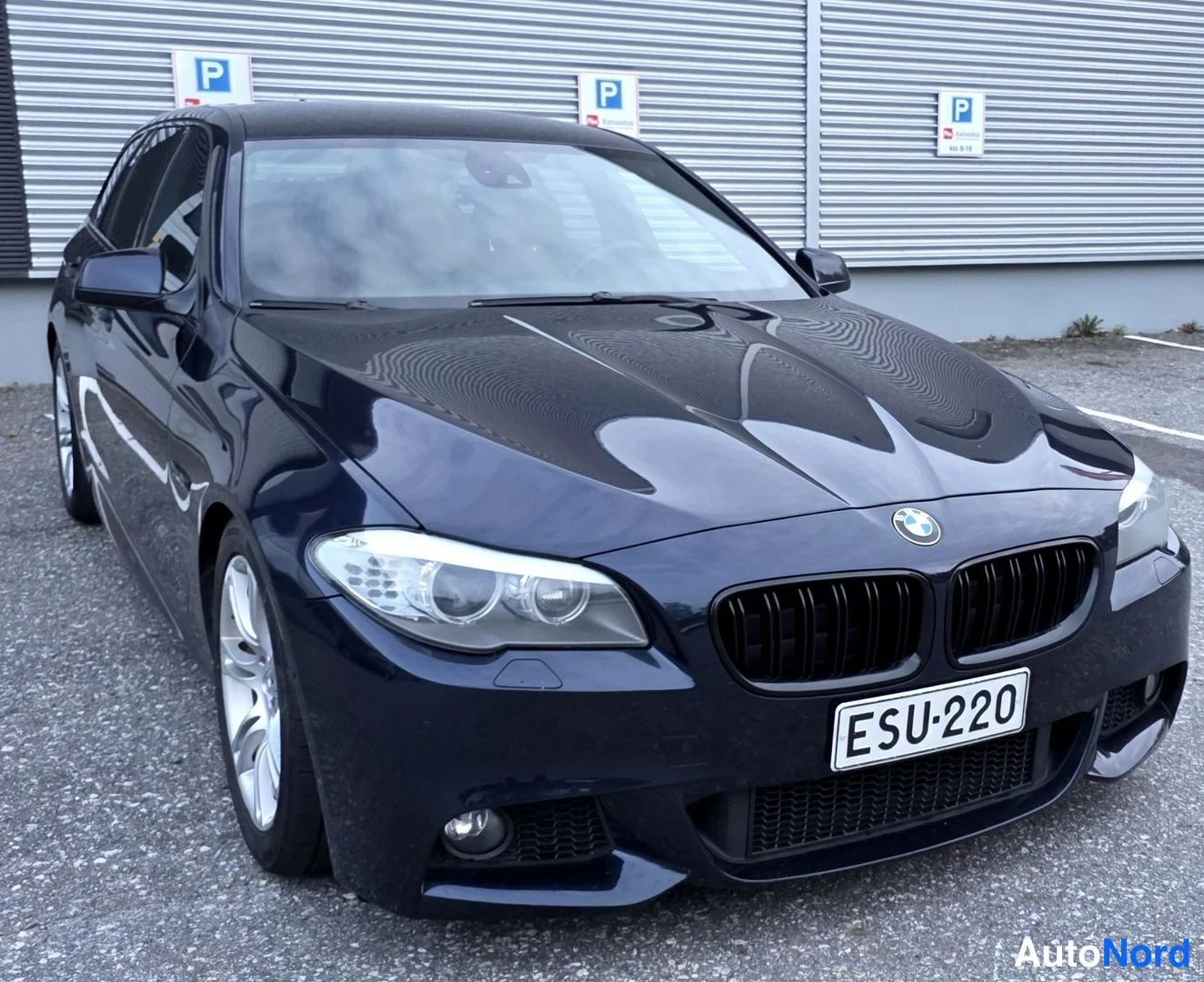 Sininen BMW 525d 2011, etuviisto, keula oikealle, kuva 6