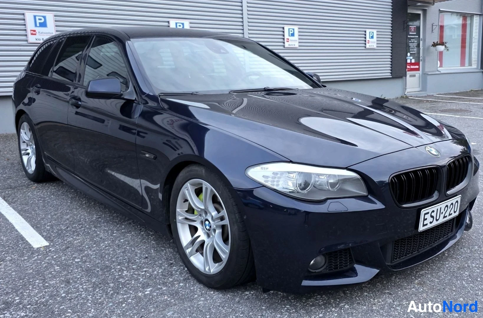 Sininen BMW 525d 2011, etuviisto, keula oikealle, kuva 7