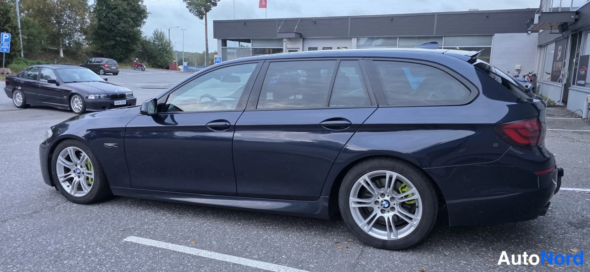 Sininen BMW 525d 2011, takaviisto, kuva 18