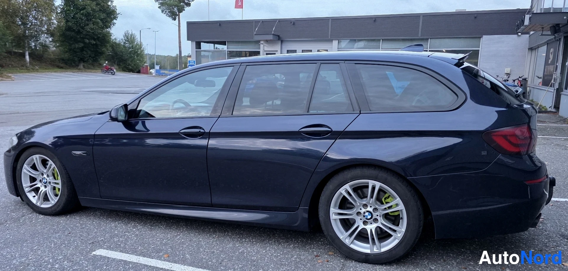 Sininen BMW 525d 2011, takaviisto, kuva 19