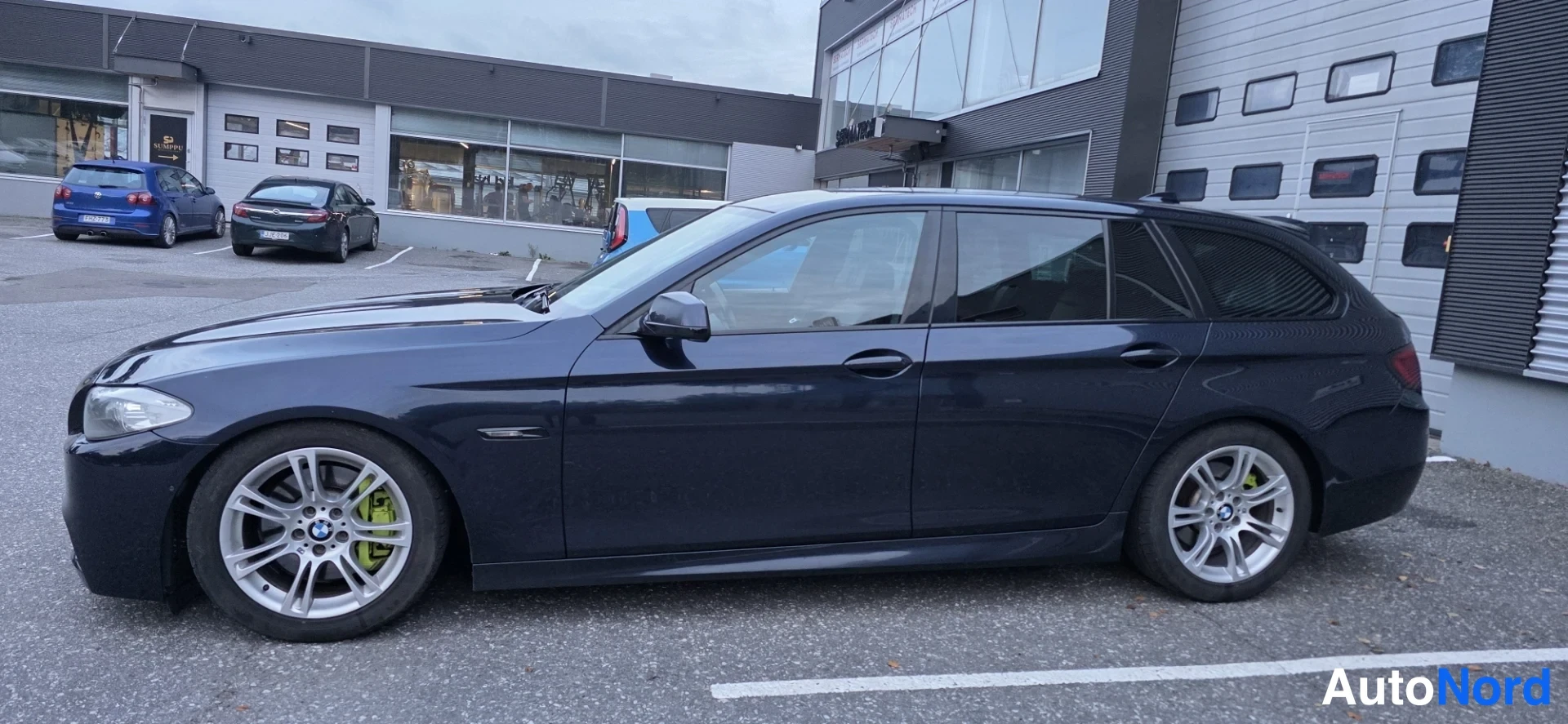 Sininen BMW 525d 2011, etuviisto, keula vasemmalle, kuva 3